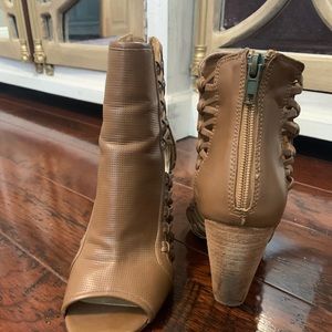 Very volotike bootie 8.5